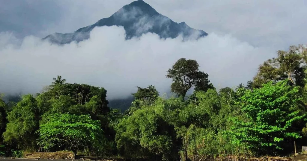 Le Mont Cameroun : Un Géant au Cœur de l’Afrique Centrale