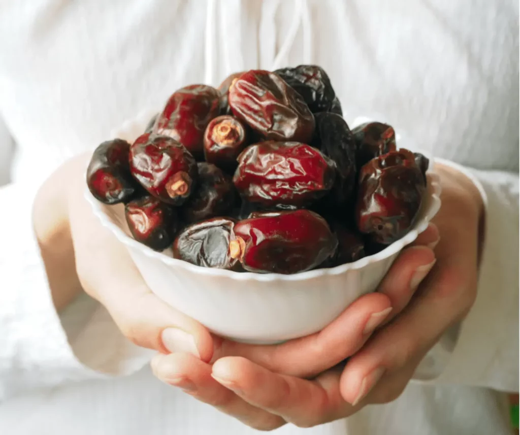 Manger des dattes pendant la grossesse : bienfaits, risques et conseils