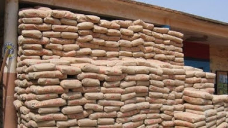 Il a été élu ce 06 décembre 2024 au cours du Conseil d’administration qui a eu lieu à Douala. Le Conseil d’Administration de Tradex Tchad S.A s’est réuni le 06 décembre 2024 à Douala. Il en est ressorti que, Vincent de Paul Ngando est le nouveau directeur général adjoint de cette entreprise pétrolière, filiale tchadienne. De nationalité camerounaise, Vincent de Paul NGANDO NDAME est un professionnel chevronné des métiers de l’audit, la finance et la comptabilité, titulaire d’un Master spécialisé en Trading et gestion d’actifs, obtenu en 2006 à l’Institut des Hautes Etudes Economiques et Commerciales (INSEEC School of Business and Economics) de Paris, après avoir été diplômé en 2005 de l’Institut Supérieur Européen de Gestion (ISEG) de Paris, en France. Le nouveau Directeur Général Adjoint de TRADEX TCHAD est crédité d’une riche carrière au sein du Groupe TRADEX qu’il intègre en 2009, au poste de Chef de Cellule Gestion du Crédit. Il deviendra Chef de Service Trésorerie et Financement en janvier 2010, puis Chef de Service Gestion du Crédit en janvier 2013. En 2019, il est retenu dans l’équipe chargée du lancement des activités de TRADEX GE, filiale nouvellement créée. Il occupe alors le poste de Chef de Département Administratif et Financier au sein de la nouvelle entité, poste qui sera érigé quelques années plus tard au vu de la croissance des activités de la filiale, en direction. Vincent de Paul NGANDO NDAME devient donc ainsi le tout premier Directeur Administratif et Financier de Tradex GE, poste qu’il occupait encore au moment de sa nomination. « La nomination d’un Directeur Général Adjoint à Tradex TCHAD intervient à un moment charnière de la vie de l’entreprise. En effet, Tradex TCHAD amorce un programme d’investissement ambitieux, qui devrait permettre à l’entreprise de bénéficier d’un impact plus marqué sur le développement de la République du Tchad », souligne Tradex. Réagissant à l’issue de la session du Conseil d’Administration, Emmanuel Patrick MVONDO, Président du Conseil d’Administration de Tradex TCHAD déclare : « A l’instar des autres sociétés du Groupe, Tradex TCHAD suit une trajectoire de succès qui se matérialise par des exercices positifs successifs, après les difficultés enregistrées au plus fort de la pandémie du Covid-19. Cette régularité dans la performance doit à présent être pérennisée et renforcée. Cette équipe qui bénéficie de la confiance du Conseil d’Administration et du Ministre Adolphe MOUDIKI, le patron de notre Groupe, est désormais prête pour relever les défis qui l’attendent >>.