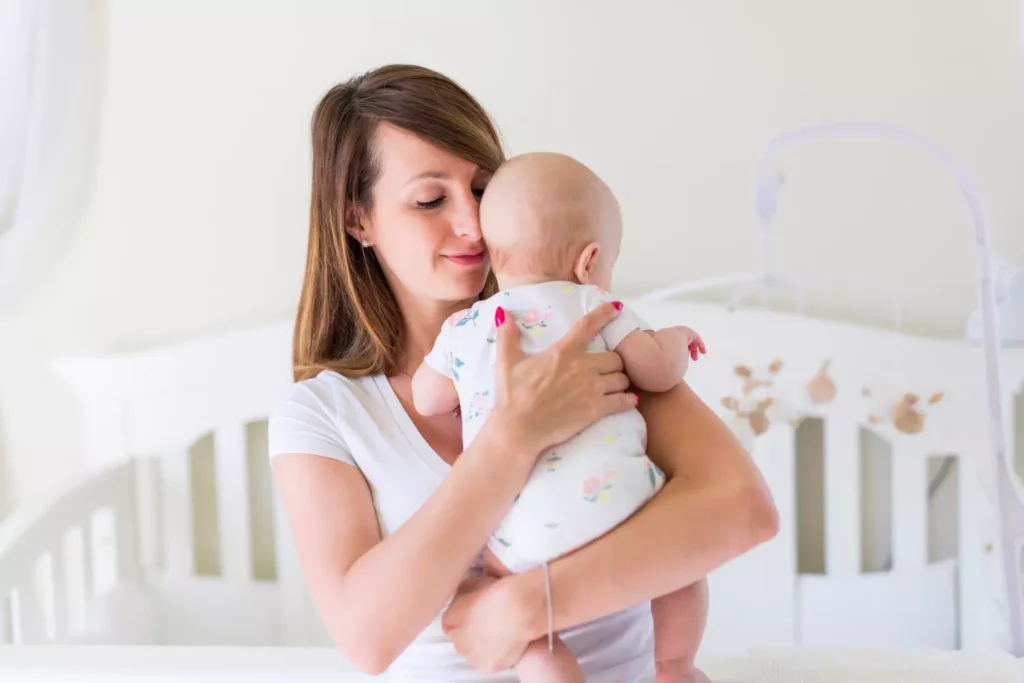 Comment faire roter bébé : 3 positions infaillibles