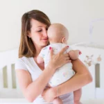 Comment faire roter bébé : 3 positions infaillibles