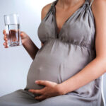 Pourquoi certaines femmes saignent en début de grossesse (et quand s’inquiéter)