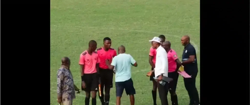 Valentine Nkwain, le président de Victoria United, menace les arbitres – Vidéo