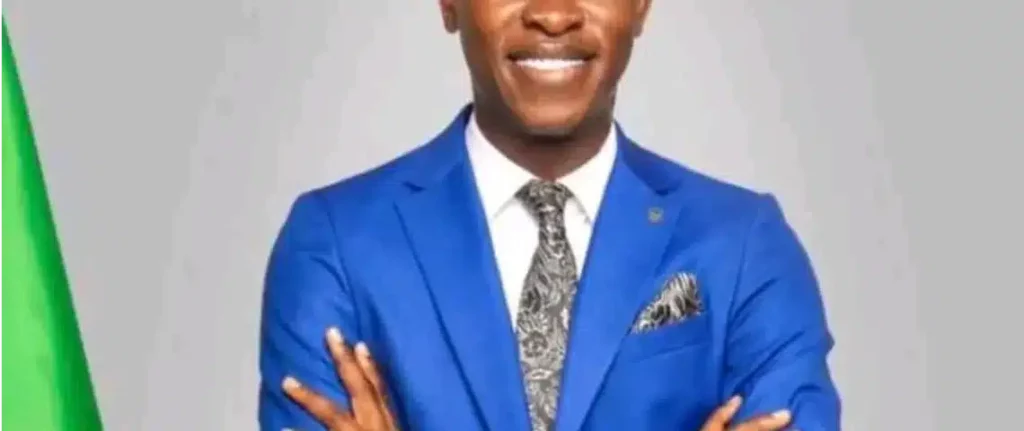 Présidentielle 2025 : Asong Michael Khumbah, 36 ans, se lance dans la course à la présidence