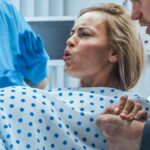 Peur de faire caca pendant l’accouchement : causes, solutions et témoignages
