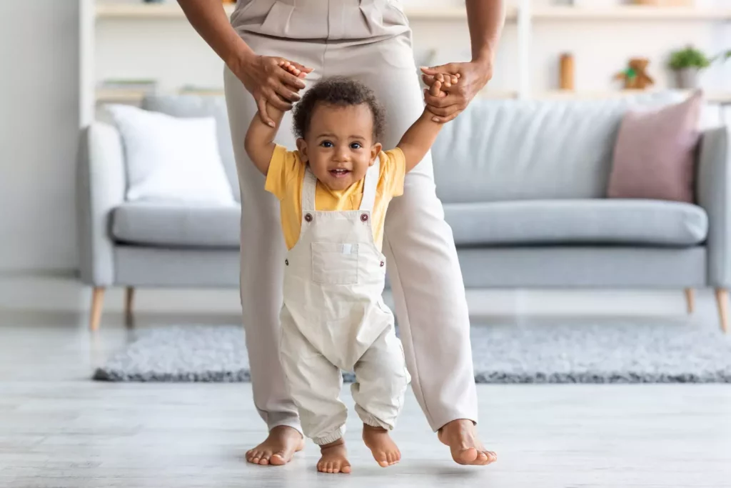 Que faire si bébé tarde à faire ses premiers pas ?
