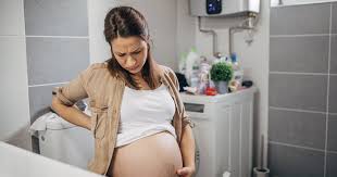 Enceinte de 5 mois : mon urine a une forte odeur, est-ce normal ?