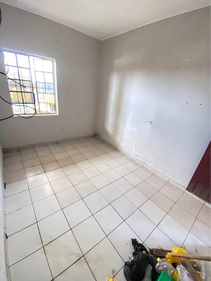 Chambre 25000 Logbessou en bordure de route dans un immeuble