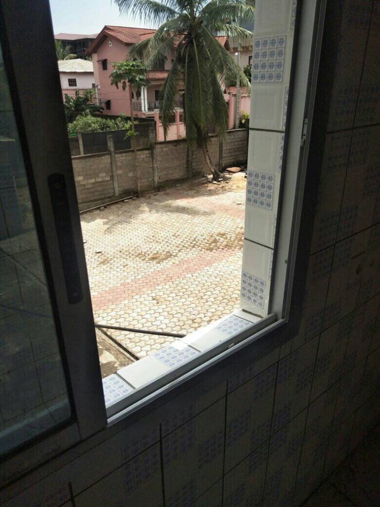 Studio à louer Kotto 55000 par mois - 2 mois de caution