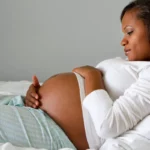 Comment prévenir les vergetures pendant la grossesse naturellement