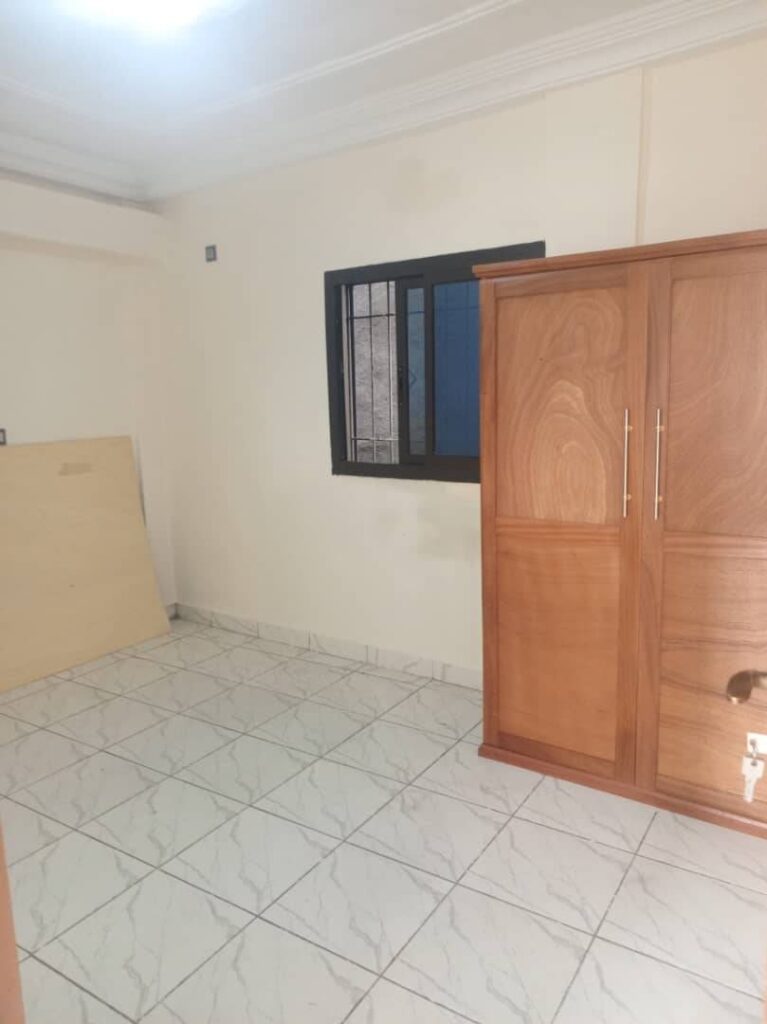 Studio à louer, Logbaba - 50m du goudron