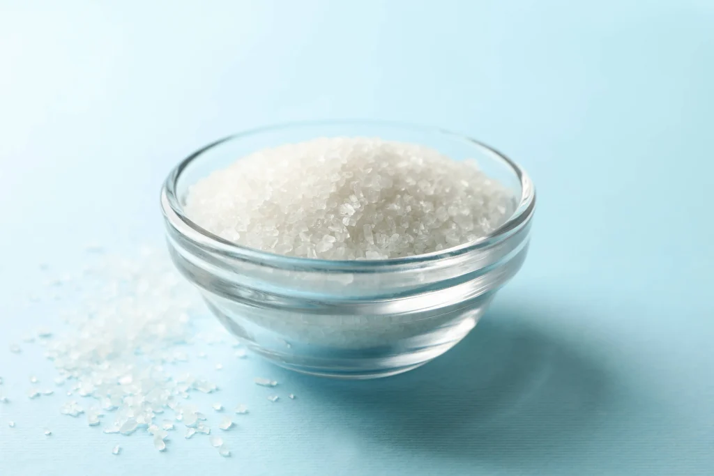 Eau tiède + sel : le bain relaxant pour détendre le corps après une longue journée